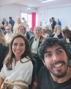 Marta Fernandes Instagram - Aleatórias da semana.
1. eles chamam-me maestrina. eu chamo-me sortuda.
2. sapatos rosa em décor.
3. consultora armada em influencer.
4. #influencermkpt 
5. alunos felizes em palco…
6… professora estafada (mas feliz) em palco.

#atriz #professora #encenadora #consultoradebeleza #influencer #maestrina #ilovemyjobs #ilivemyjobs