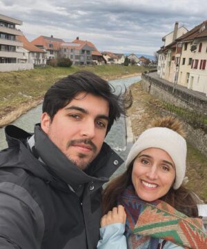 Marta Fernandes Instagram - Hoje demos uma volta por Payerne, uma pequena cidade suiça, onde os patos se divertem a serem levados pela corrente do rio. A limpeza e o silêncio impressionam-me sempre. 

#travel #traveler #suiça #switzerland🇨🇭 #rio #river #winter #couple