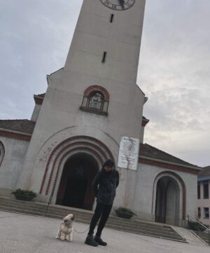 Marta Fernandes Instagram - Hoje demos uma volta por Payerne, uma pequena cidade suiça, onde os patos se divertem a serem levados pela corrente do rio. A limpeza e o silêncio impressionam-me sempre. 

#travel #traveler #suiça #switzerland🇨🇭 #rio #river #winter #couple
