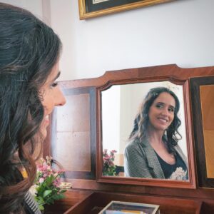 Marta Fernandes Instagram - #saudemental 
Comecei a ouvir falar da expressão em 2008, com o primeiro ataque de pânico. Com a ligeireza de que seria um episódio pontual e passageiro, não lhe dei muita importância. Até acontecer o segundo e dar por mim, longe de casa, para onde tinha “fugido” para descomprimir, a engolir victans, porque o medo de que se repetisse começou a assustar-me mais do que o próprio medo. A gravidez veio interromper o ciclo de eventos mas, dois anos depois da minha filha nascer, recomeçaram, e não pararam, durante 5 meses consecutivos. 5 meses de aflição, várias terapias, medicação, e muito apoio da minha mãe (porque nessa altura não se celebrava a saúde mental a uma escala planetária). Era ela a única que sabia o que estava a acontecer comigo. Era sentada à sua frente, na cama revolta, que lhe suplicava que me ajudasse. A memória das lágrimas a rolarem infinitamente no meu rosto, e o olhar aflito da minha mãe, sem saber como me salvar, ainda me assaltam, muitas vezes. Passaram 15 anos. A expressão já vive acomodadamente comigo. Já aprendi a dar-lhe valor e a cuidar-me, a cuidá-la. Mas é um exercício diário. O equilíbrio e saúde mental não são, para mim, uma condição permanente e garantida. Sou atenta, sensível a flutuações e ainda tenho medo. Sonho muitas vezes acordada com o dia em que, por milagre, receba a informação privilegiada de que não voltarei a sentir medo, ansiedade, pânico ou tristeza. Mas sei que esse dia não chegará, porque este é um caminho que se faz caminhando, e que não é na chegada que estão a felicidade e a aprendizagem. E eu continuo a aprender como é que se vive com a ansiedade. E tenho recebido dela muitos ensinamentos: o que é a empatia pelo outro, o que é a resiliência, a alegria de sentir-me bem, que tudo passa, que não estou sozinha (apesar de me sentir sempre sozinha, quando a ansiedade bate), que a respiração é um trunfo poderoso com que fomos munidos, que tenho que pedir ajuda, que há coisas que não importam para nada, e outras que são vida, que os meu corpo é um templo e que tenho que dedicar-lhe tempo e afeto, que não quero ser escrava do desconforto, mas que tenho que aceitá-lo e dar-me tempo. Que sou perfeitamente imperfeita. 🪷