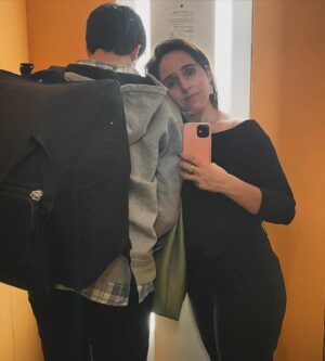 Marta Fernandes Instagram - Tirei esta fotografia ontem, no elevador de casa, de saída para mais um trabalho juntos. Adoro-a. Porque retrata perfeitamente a nossa vida. Sempre juntos, abraçados, a amparar-nos e a motivar-nos um outro. Entre a casa, o trabalho, a Arte, os compromissos e as rotinas, vamos conseguindo os nossos momentos de amor e de afeto. Acho que isto é ser crescido. 😘❤️