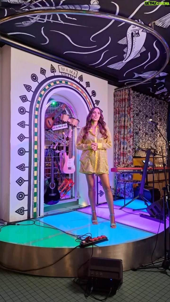 Marta Leite de Castro - 320 Likes - Dia de gravações no Pitch para a @cnnportugal sobre os festivais de verão e os resultados das ativações das marcas que são avaliados no final de cada evento com uma conversa com a @scopen_official e com a Mediabrands!
O @mamashelterlisboa foi o cenário perfeito para os looks da @sahocoficial 🩷💛