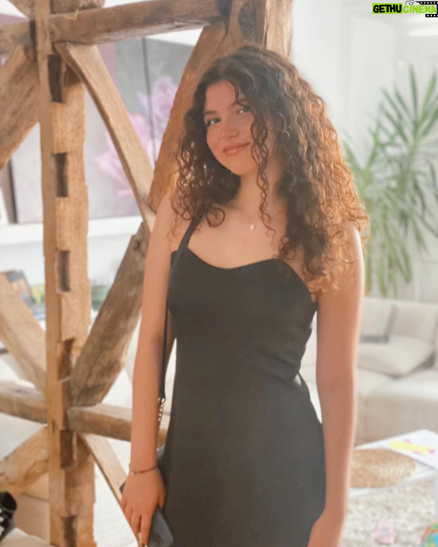 Marta Leite de Castro - 470 Likes - Parabéns Mia querida da Mãe 🩷 Faz hoje 18 anos com muito muito AMOR à sua volta! Nem acredito que ja passaram 18 anos desta da nossa jornada incrível de Mãe e Filha! Um brinde aos seus sonhos🍾🩷