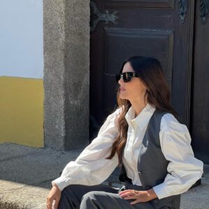 Marta Leite de Castro Instagram - Happy New Year 2024🥂

2023 que grande ano, muito simbólico para mim!
Foi um ano de muitas estreias!
Mudei de estaçao! Passei da Rtp internacional para a CNN Portugal!
Estreia do Pitch, magazine de marcas🤩 e da serie documental, Marcas com História😊 que me tem levado a mostrar lugares incriveis do nosso país!

Estreou o formato digital, Radar N360 no portal Sapo! O Pm  continuou com a missao de mostrar as nossas PME!

A Mia fez 18 anos e entrou em Bath University! Um orgulho vê-la a ir atrás dos seus sonhos!❤️

Fiz muitas apresentações e debates como tanto gosto e onde conheço sempre pessoas e projetos interessantes!🙏

Nasceu a minha primeira sobrinha! 😍

Viajei! E muitas dessas viagens com amigos e para rever amigos! Comecei o ano de 2023 com a boa energia da Baía e voltei agora à Baía com as minhas filhas para fechar o ano em familia!🥰

Agora que o ano começou, tudo ainda por fazer! 🌠