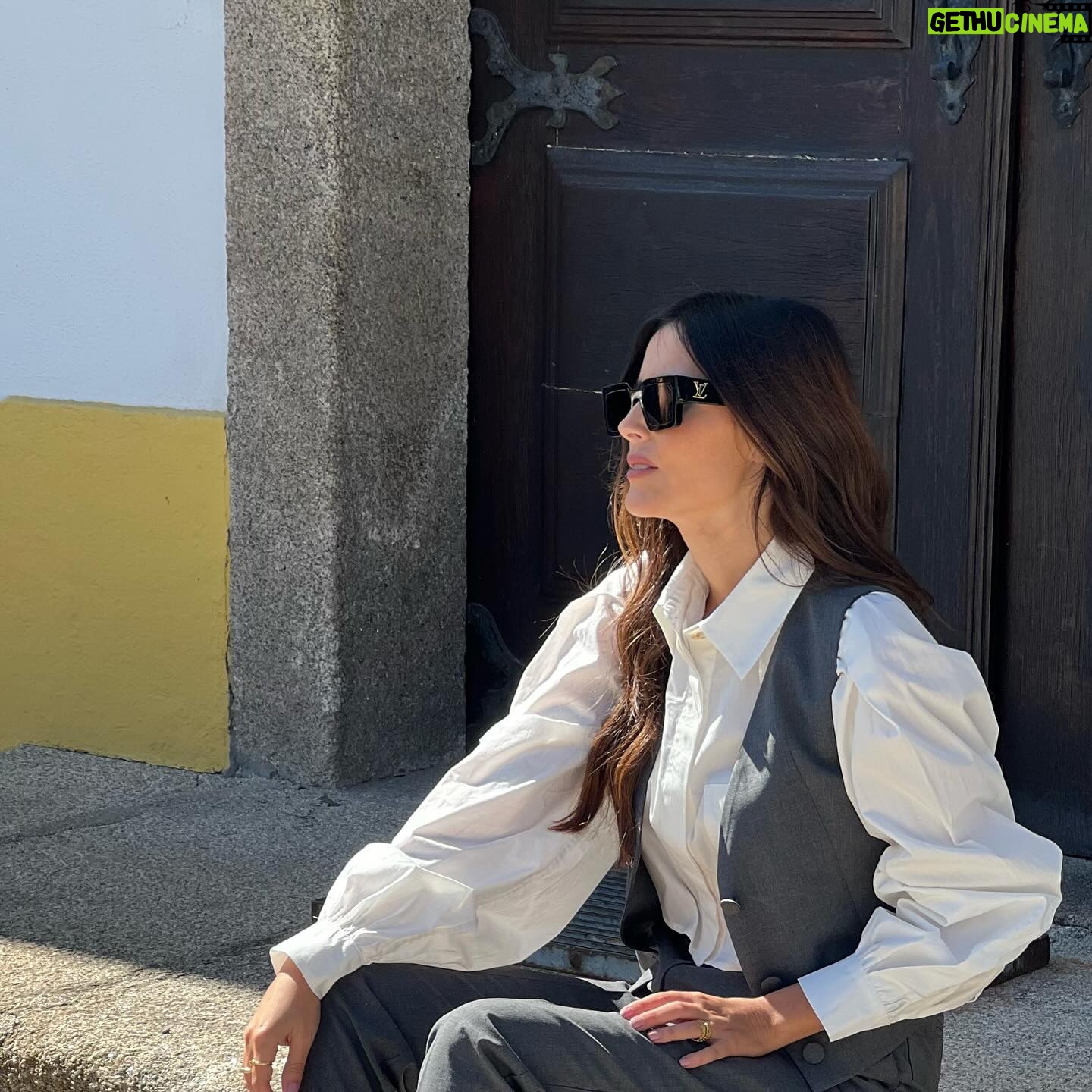 Marta Leite de Castro - 443 Likes - Happy New Year 2024🥂
2023 que grande ano, muito simbólico para mim!
Foi um ano de muitas estreias!
Mudei de estaçao! Passei da Rtp internacional para a CNN Portugal!
Estreia do Pitch, magazine de marcas🤩 e da serie documental, Marcas com História😊 que me tem levado a mostrar lugares incriveis do nosso país!
Estreou o formato digital, Radar N360 no portal Sapo! O Pm continuou com a missao de mostrar as nossas PME!
A Mia fez 18 anos e entrou em Bath University! Um orgulho vê-la a ir atrás dos seus sonhos!❤️
Fiz muitas apresentações e debates como tanto gosto e onde conheço sempre pessoas e projetos interessantes!🙏
Nasceu a minha primeira sobrinha! 😍
Viajei! E muitas dessas viagens com amigos e para rever amigos! Comecei o ano de 2023 com a boa energia da Baía e voltei agora à Baía com as minhas filhas para fechar o ano em familia!🥰
Agora que o ano começou, tudo ainda por fazer! 🌠