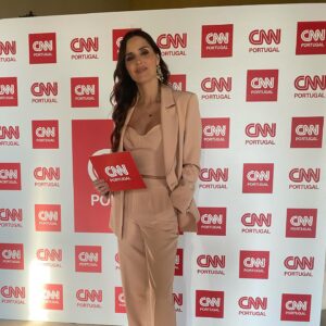 Marta Leite de Castro Instagram - Happy New Year 2024🥂

2023 que grande ano, muito simbólico para mim!
Foi um ano de muitas estreias!
Mudei de estaçao! Passei da Rtp internacional para a CNN Portugal!
Estreia do Pitch, magazine de marcas🤩 e da serie documental, Marcas com História😊 que me tem levado a mostrar lugares incriveis do nosso país!

Estreou o formato digital, Radar N360 no portal Sapo! O Pm  continuou com a missao de mostrar as nossas PME!

A Mia fez 18 anos e entrou em Bath University! Um orgulho vê-la a ir atrás dos seus sonhos!❤️

Fiz muitas apresentações e debates como tanto gosto e onde conheço sempre pessoas e projetos interessantes!🙏

Nasceu a minha primeira sobrinha! 😍

Viajei! E muitas dessas viagens com amigos e para rever amigos! Comecei o ano de 2023 com a boa energia da Baía e voltei agora à Baía com as minhas filhas para fechar o ano em familia!🥰

Agora que o ano começou, tudo ainda por fazer! 🌠