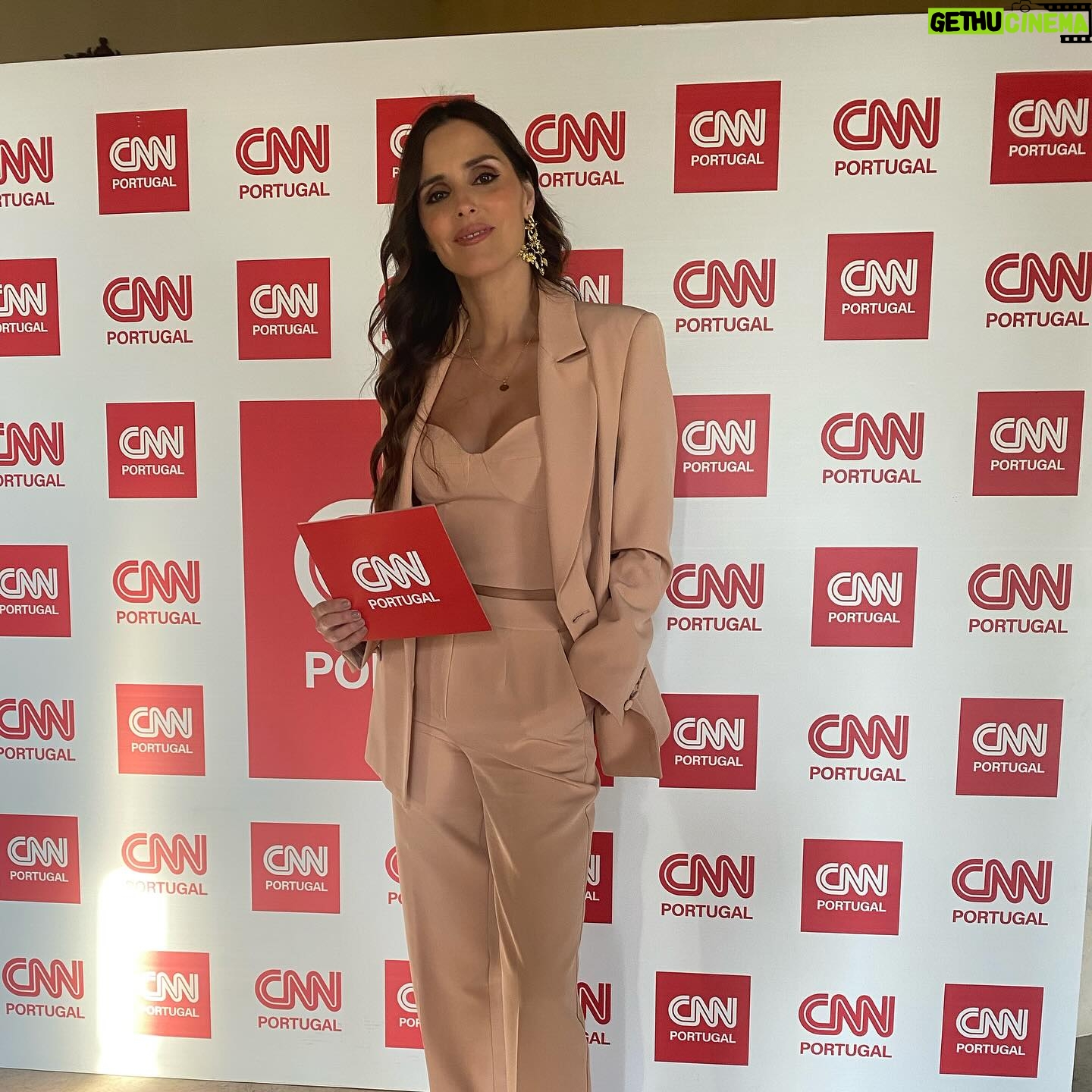 Marta Leite de Castro - 443 Likes - Happy New Year 2024🥂
2023 que grande ano, muito simbólico para mim!
Foi um ano de muitas estreias!
Mudei de estaçao! Passei da Rtp internacional para a CNN Portugal!
Estreia do Pitch, magazine de marcas🤩 e da serie documental, Marcas com História😊 que me tem levado a mostrar lugares incriveis do nosso país!
Estreou o formato digital, Radar N360 no portal Sapo! O Pm continuou com a missao de mostrar as nossas PME!
A Mia fez 18 anos e entrou em Bath University! Um orgulho vê-la a ir atrás dos seus sonhos!❤️
Fiz muitas apresentações e debates como tanto gosto e onde conheço sempre pessoas e projetos interessantes!🙏
Nasceu a minha primeira sobrinha! 😍
Viajei! E muitas dessas viagens com amigos e para rever amigos! Comecei o ano de 2023 com a boa energia da Baía e voltei agora à Baía com as minhas filhas para fechar o ano em familia!🥰
Agora que o ano começou, tudo ainda por fazer! 🌠