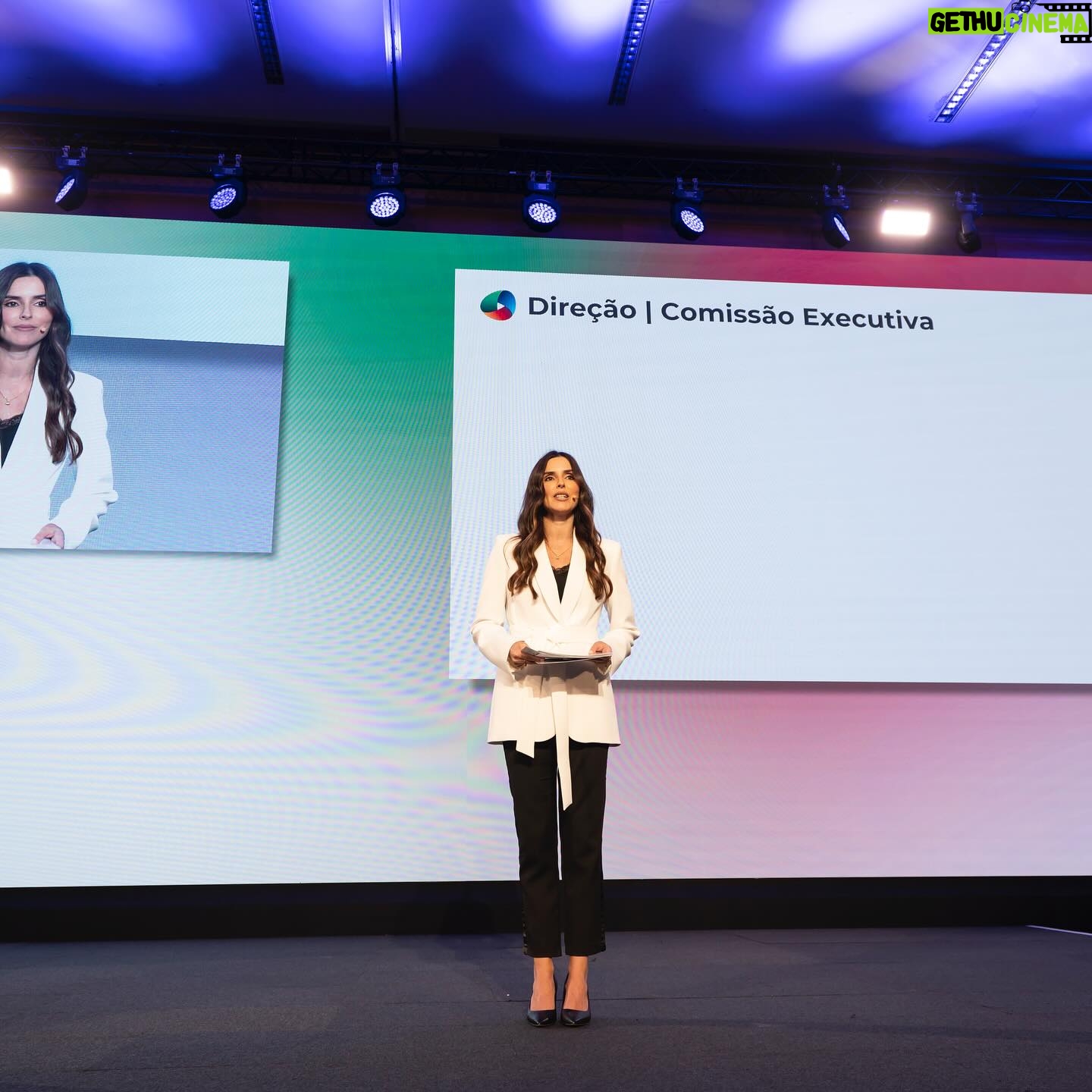 Marta Leite de Castro - 443 Likes - Happy New Year 2024🥂
2023 que grande ano, muito simbólico para mim!
Foi um ano de muitas estreias!
Mudei de estaçao! Passei da Rtp internacional para a CNN Portugal!
Estreia do Pitch, magazine de marcas🤩 e da serie documental, Marcas com História😊 que me tem levado a mostrar lugares incriveis do nosso país!
Estreou o formato digital, Radar N360 no portal Sapo! O Pm continuou com a missao de mostrar as nossas PME!
A Mia fez 18 anos e entrou em Bath University! Um orgulho vê-la a ir atrás dos seus sonhos!❤️
Fiz muitas apresentações e debates como tanto gosto e onde conheço sempre pessoas e projetos interessantes!🙏
Nasceu a minha primeira sobrinha! 😍
Viajei! E muitas dessas viagens com amigos e para rever amigos! Comecei o ano de 2023 com a boa energia da Baía e voltei agora à Baía com as minhas filhas para fechar o ano em familia!🥰
Agora que o ano começou, tudo ainda por fazer! 🌠