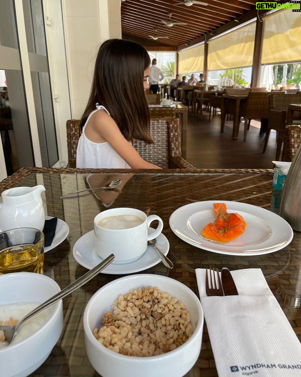 Marta Leite de Castro - 340 Likes - Que dias incríveis no @wyndhamgrandalgarve ❤️ em família ❤️ que bem recebidos, que bem instalados e que bem tratados! Parabéns à sua equipa @chococastro 🌷