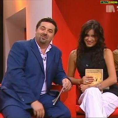 Marta Leite de Castro - 321 Likes - 10 imagens de 22 anos em 📺
Aqui esta o meu exercício de no Dia Mundial da Televisão sintetizar - por ordem cronológica- 22 anos a apresentar e a conduzir entrevistas em televisão, no entretenimento os primeiros 15 e os seguintes nos negócios, a mudança que tanto quis fazer para me desafiar 🤩 que aventura! E tudo veio de um sonho que tive aos 12 anos 📺! Tantas equipas, tantos profissionais 🔝, tantos entrevistados incríveis, tantos kms, tantos diretos, tantas galas! Duas vezes grávida em programas em direto! Um programa que deu um livro! Ter sido atriz🤫😉Tantos números mas na verdade é tudo feito para as PESSOAS!🙌🏼❤️