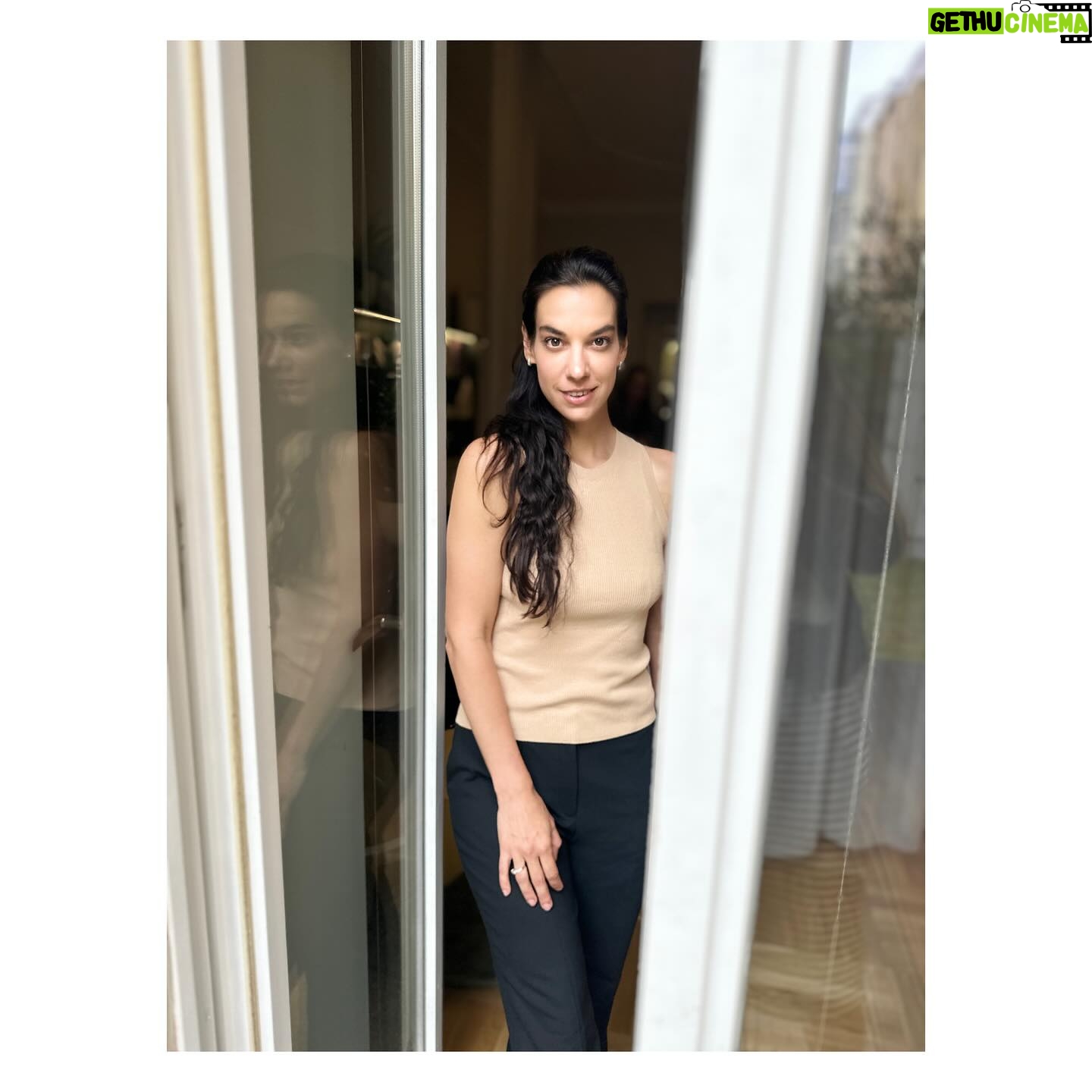 Marta Ondráčková - 389 Likes - MÁMA ŠLA VEN! Aneb je třeba využít každou minutu!!!
Včera jsem si udělala výlet do Prahy hned na dvě party mých srdečních značek. @licirna____organics představovala žhavé letní novinky a v @puredistrict jsme křtili STRIPP kolagen. Lásky, díky, že jsem to s vámi všemi mohla prožít, probublinkovat, prokecat a prosmát. Vidět přátele, poznat další, obejmout se mimo virtuální svět.
Teď už jsem zase doma s Vikingem a dračicemi a v teplácích od kakaa pomáhám ochočit hlemýždě. Vesmír je v rovnováze.
#mamasladosveta #party #event #udrzlife #pratelstvi
@klara__nesterova @meadowfashion @roussalii @jezkovamarketa @libadrdakova @tyna_frej @lenka_helena_koenigsmark_a_max @kaira.katerina