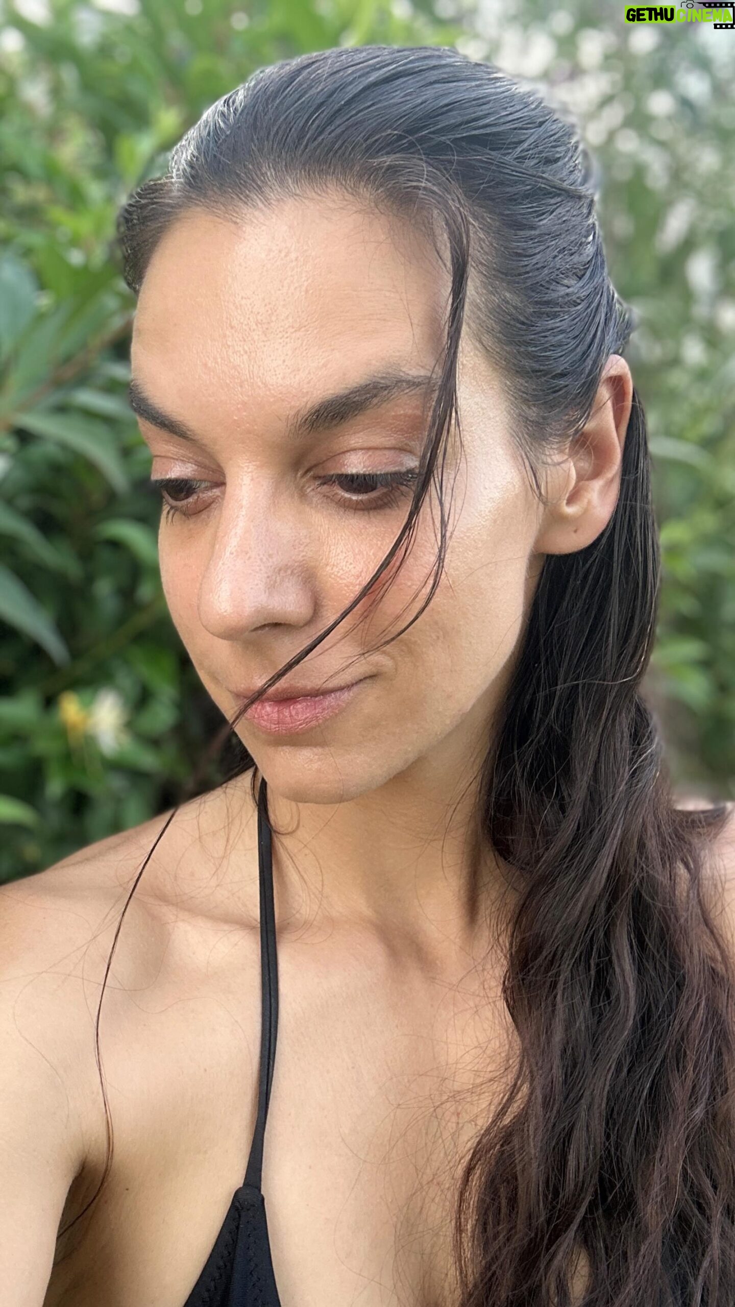 Marta Ondráčková - 514 Likes - HYDRATACE A JEDNODUCHÁ “LETNÍ” MASÁŽ.
V létě je TAK důležité o pleť pečovat a přitom se nám často TAK nechce.
Mám pro vás tip na účinnou hydrataci v podobě séra AQUA SPLASH od @yageorganics
Když si k němu dopřejete ještě rychlou masáž, budete zářit celé léto.
#udrzksicht #hydratace #biokosmetika #prirodnipece #milujuse #pecujuosebe #yageritual #cleanbeauty #chranicojevzacne #aquasplash