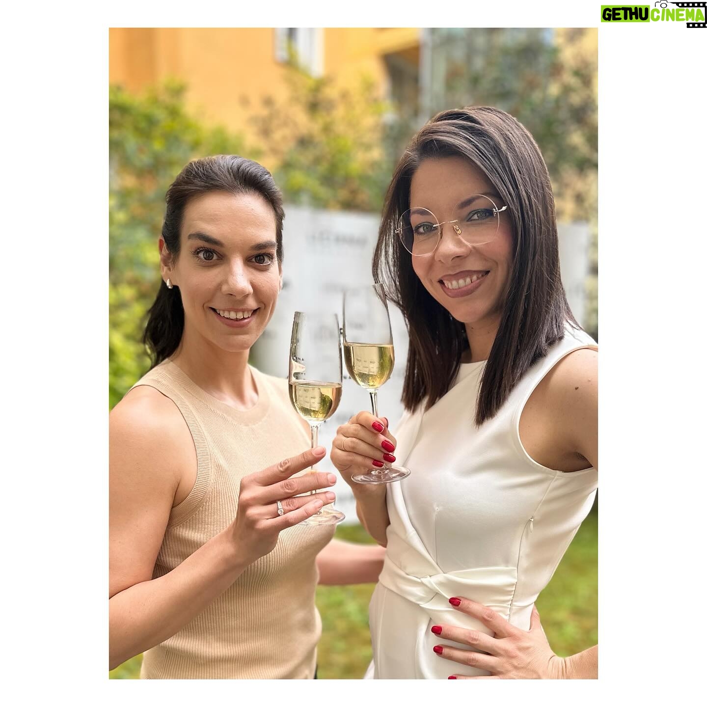 Marta Ondráčková - 389 Likes - MÁMA ŠLA VEN! Aneb je třeba využít každou minutu!!!
Včera jsem si udělala výlet do Prahy hned na dvě party mých srdečních značek. @licirna____organics představovala žhavé letní novinky a v @puredistrict jsme křtili STRIPP kolagen. Lásky, díky, že jsem to s vámi všemi mohla prožít, probublinkovat, prokecat a prosmát. Vidět přátele, poznat další, obejmout se mimo virtuální svět.
Teď už jsem zase doma s Vikingem a dračicemi a v teplácích od kakaa pomáhám ochočit hlemýždě. Vesmír je v rovnováze.
#mamasladosveta #party #event #udrzlife #pratelstvi
@klara__nesterova @meadowfashion @roussalii @jezkovamarketa @libadrdakova @tyna_frej @lenka_helena_koenigsmark_a_max @kaira.katerina