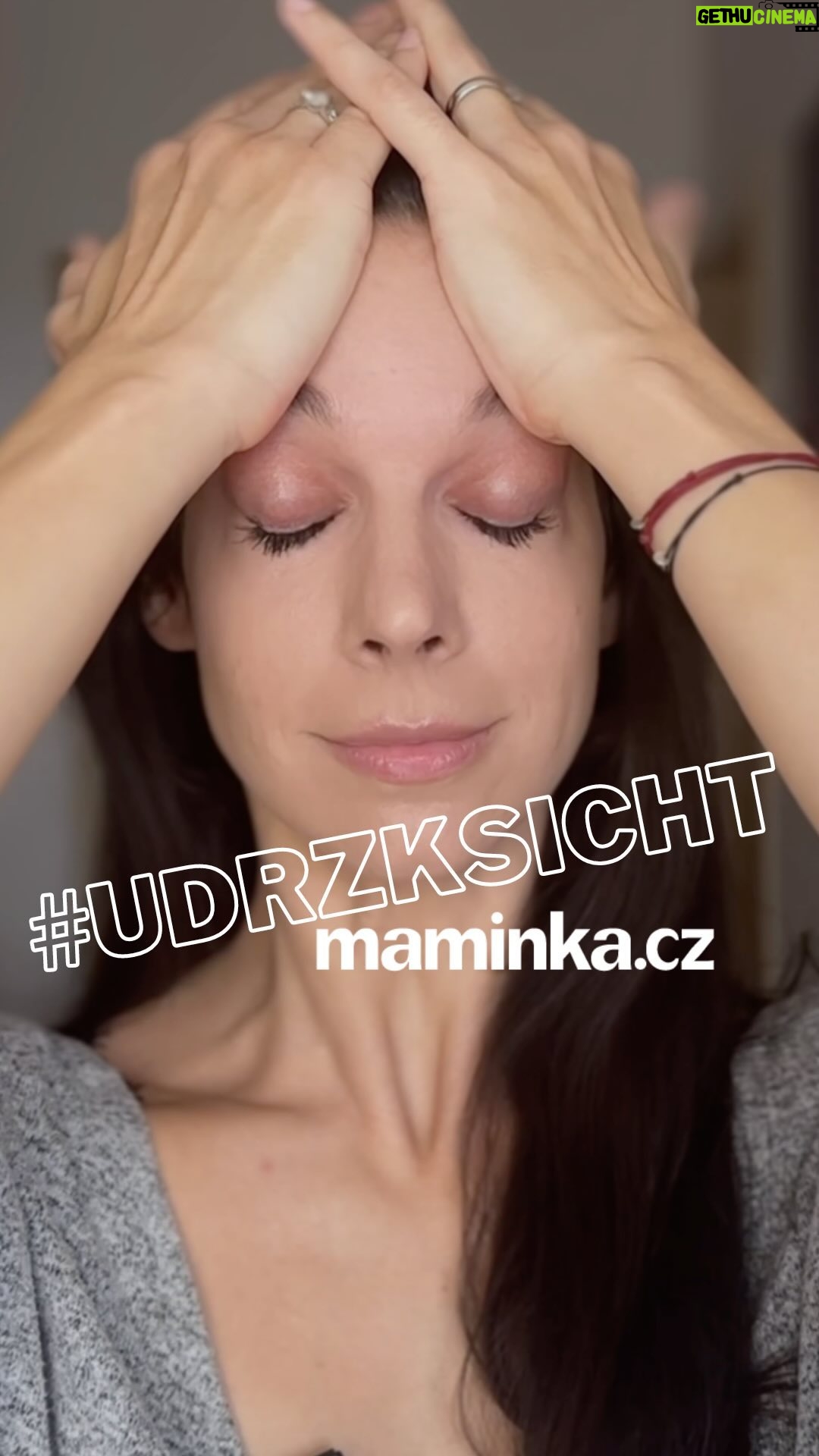 Marta Ondráčková - 2.9K Likes - Svaly na obličeji se chovají úplně stejně jako ty na těle. ☺️ Makají celý den, tuhnou, stahují se, povolují, atrofují, některé dokonce spí. 💤 A stejně jako s těmi na těle s nimi můžeme i pracovat. 💪 Probudit je, protahovat, posilovat, uvolňovat. 💆🏻♀️ A právě obličejová jóga #udrzksicht je založená na vyvážené kombinaci cvičení a masáží, aby byl váš obličej v maximální kondici. 👸🏻 Tak dnes se s @martadrimalondrackova pustíme do cvičení a vezmeme to hezky komplet od spodního patra vzhůru. 🫶 Doplňující článek najdete na linku v biu.