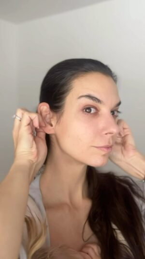 Marta Ondráčková Instagram - ZÁZRAČNÁ MASÁŽ. Prostě to zkuste. A pak to dělejte každý den 😁
#vyzvaudrzksicht No.5
Tak pa zítra 💋

#udrzksicht