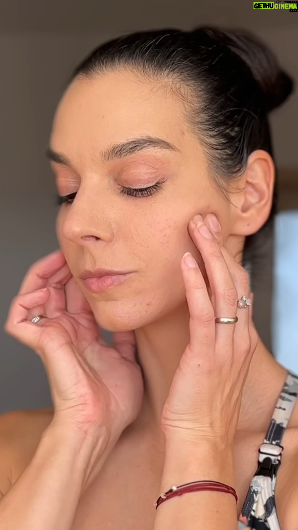 Marta Ondráčková - 5.7K Likes - ANTI BASETÍ TVÁŘE. Zpevnit, protáhnout a pořádně namasírovat - tahle trojička funguje a vy už se nemusíte trápit s tím, že vám obličej teče jak svíčka. Navíc je to uvolnění setsakra příjemný!
#udrzksicht #lifting #tvare #pevnyoblicej #massage #40 #skoro41 #oblicejovamasaz #selfcare #selflove #mojecesta