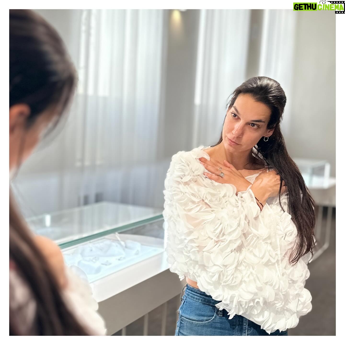 Marta Ondráčková - 1K Likes - JAK JSEM SE CHYSTALA KE KRAUSOVI…
Dnes ve 21:45 se můžete mrknout na naše povídání v #showjanakrause
Těšila jsem se moc, užila si to maximálně a to i díky péči profíků, kteří se postarali o to, abych se cítila jako… jako JÁ! Děkuju @iveta.radkova @27jewelry a @lenkakerlicka a @licirna____organics
A taky všem, kteří show připravují, byla to s vámi parádní jízda!
Věřím, že se pobavíte, my se během večera bavili královsky.
@jankrausss #herecka #udrzksicht #actresslife