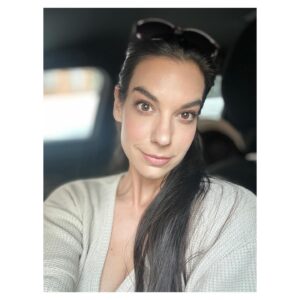Marta Ondráčková Instagram - JAK JSEM SE CHYSTALA KE KRAUSOVI…
Dnes ve 21:45 se můžete mrknout na naše povídání v #showjanakrause 
Těšila jsem se moc, užila si to maximálně a to i díky péči profíků, kteří se postarali o to, abych se cítila jako… jako JÁ! Děkuju @iveta.radkova @27jewelry a @lenkakerlicka  a @licirna____organics 
A taky všem, kteří show připravují, byla to s vámi parádní jízda!
Věřím, že se pobavíte, my se během večera bavili královsky.

@jankrausss #herecka #udrzksicht #actresslife