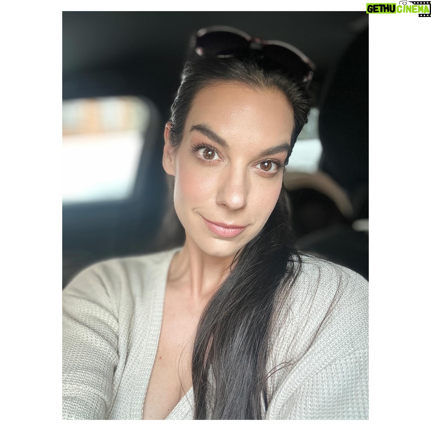 Marta Ondráčková - 1K Likes - JAK JSEM SE CHYSTALA KE KRAUSOVI…
Dnes ve 21:45 se můžete mrknout na naše povídání v #showjanakrause
Těšila jsem se moc, užila si to maximálně a to i díky péči profíků, kteří se postarali o to, abych se cítila jako… jako JÁ! Děkuju @iveta.radkova @27jewelry a @lenkakerlicka a @licirna____organics
A taky všem, kteří show připravují, byla to s vámi parádní jízda!
Věřím, že se pobavíte, my se během večera bavili královsky.
@jankrausss #herecka #udrzksicht #actresslife