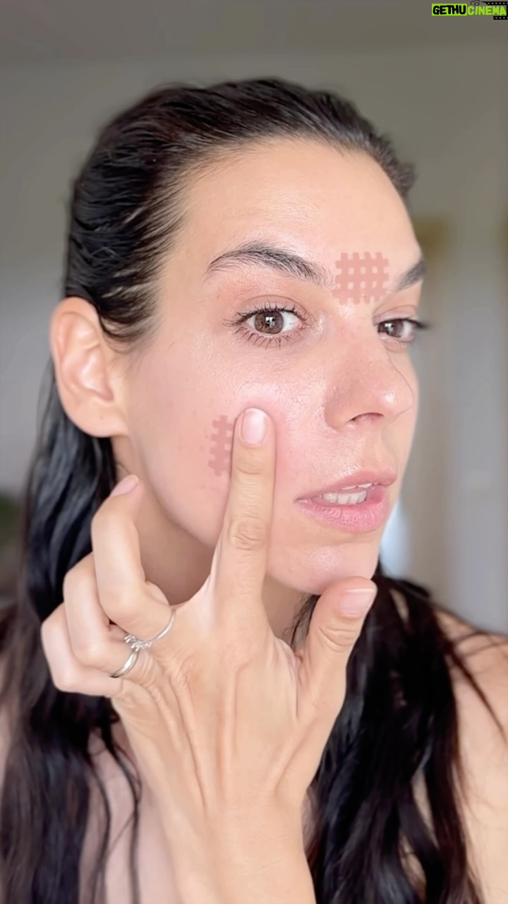 Marta Ondráčková - 2.6K Likes - CROSS TAPE je takový zmizík na vrásky, který bych vám ráda představila v našem tejpovacím seriálu. Po prvním použítí, teda po jeho sundání, mi nestačil slušný slovník. Vůbec jsem nechápala, co tahle malá mřížka dokáže! Lepí se na spoušťové a akupunkturní body. Jednoduše na lokální “problémeček”. Jak umí zatočit s mračivkou, to je jako filmový trik. Odstraňují už vzniklé vrásky, jizvy, působí i na štípance, které pod nimi prostě mizí, stejně jako nechtěné pupínky. Aplikace je absolutně jednoduchá a super výhoda, můžete je mít všude sebou. Když už je jednou nalepíte, nesundávejte je, pokud nemusíte. Klidně běžte spát, nechte si je přes víkend. Mimo obličej dokonce, dokud samy nespadnou.
Cross tape, přesně CrossLing, najdete, stejně jako ostatní kosmetické tejpy vhodné na obličej, na @beautytape.cz
S kódem UDRZKSICHT máte na všechny kosmetické tejpy 15% slevu 💋
#udrzksicht #tejpovani #kosmeticketejpovani #tejpovaciserial #mracivka #vrasky #zmiziknavrasky #dělamtojinak #antiage