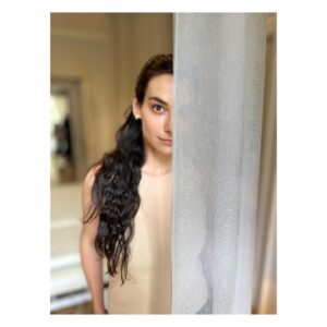 Marta Ondráčková Instagram - MÁMA ŠLA VEN! Aneb je třeba využít každou minutu!!!
Včera jsem si udělala výlet do Prahy hned na dvě party mých srdečních značek. @licirna____organics představovala žhavé letní novinky a v @puredistrict jsme křtili STRIPP kolagen. Lásky, díky, že jsem to s vámi všemi mohla prožít, probublinkovat, prokecat a prosmát. Vidět přátele, poznat další, obejmout se mimo virtuální svět. 
Teď už jsem zase doma s Vikingem a dračicemi a v teplácích od kakaa pomáhám ochočit hlemýždě. Vesmír je v rovnováze.

#mamasladosveta #party #event #udrzlife #pratelstvi 

@klara__nesterova @meadowfashion @roussalii @jezkovamarketa @libadrdakova @tyna_frej @lenka_helena_koenigsmark_a_max @kaira.katerina