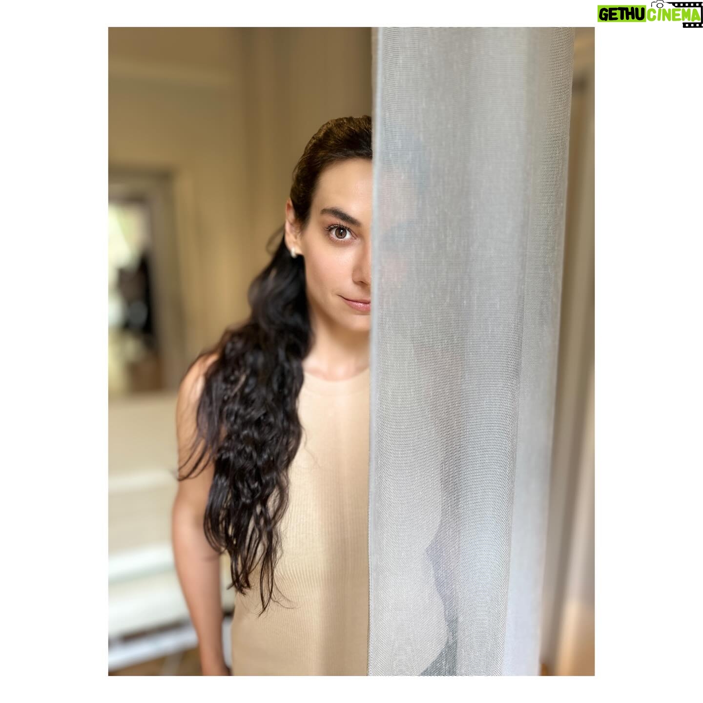 Marta Ondráčková - 389 Likes - MÁMA ŠLA VEN! Aneb je třeba využít každou minutu!!!
Včera jsem si udělala výlet do Prahy hned na dvě party mých srdečních značek. @licirna____organics představovala žhavé letní novinky a v @puredistrict jsme křtili STRIPP kolagen. Lásky, díky, že jsem to s vámi všemi mohla prožít, probublinkovat, prokecat a prosmát. Vidět přátele, poznat další, obejmout se mimo virtuální svět.
Teď už jsem zase doma s Vikingem a dračicemi a v teplácích od kakaa pomáhám ochočit hlemýždě. Vesmír je v rovnováze.
#mamasladosveta #party #event #udrzlife #pratelstvi
@klara__nesterova @meadowfashion @roussalii @jezkovamarketa @libadrdakova @tyna_frej @lenka_helena_koenigsmark_a_max @kaira.katerina