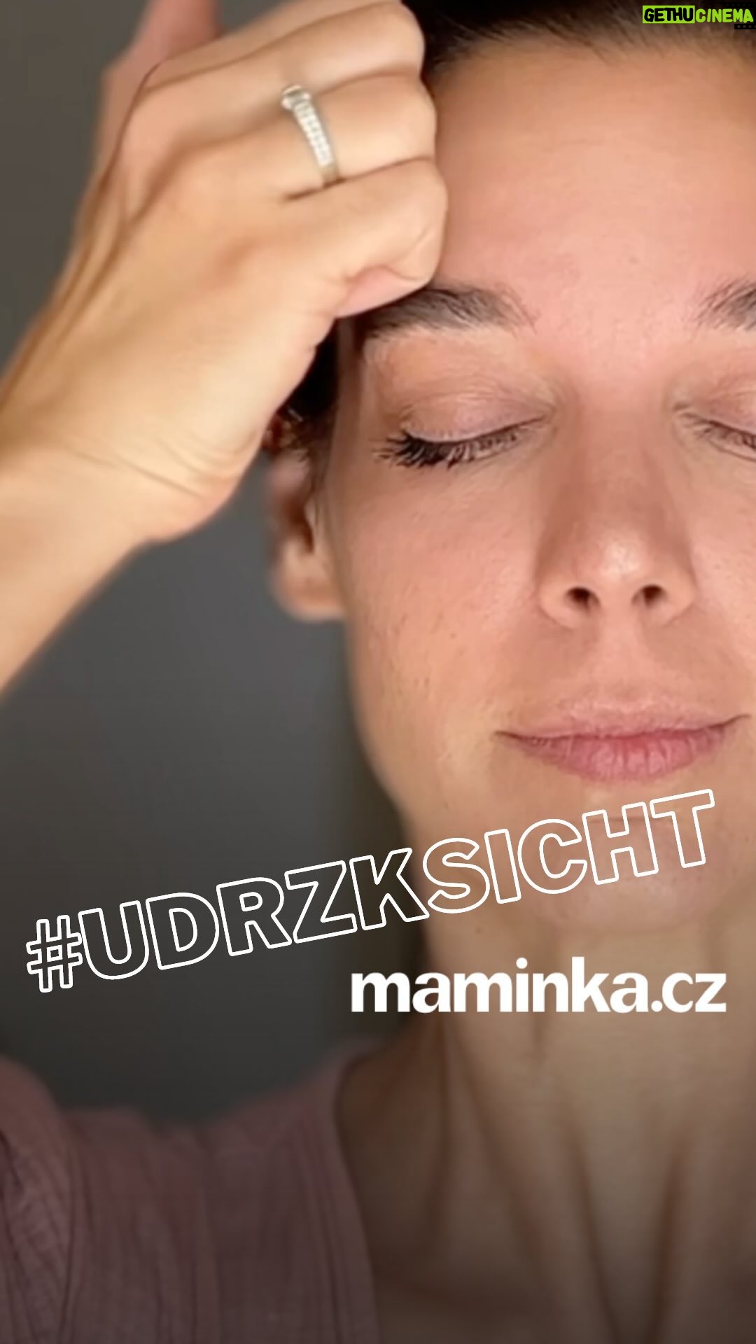 Marta Ondráčková - 5.9K Likes - Masáž obličeje je poslední dobou velmi používané sousloví. 💆🏻♀️ A to pro její zázračné účinky. 🪄 S @martadrimalondrackova a jejím programem #udrzksicht vám jednu takovou přinášíme! Zařaďte ji do běžné denní rutiny a těšte se na výsledky! ♥️ Takže naneste krém a jedem! 🧖🏻♀️
