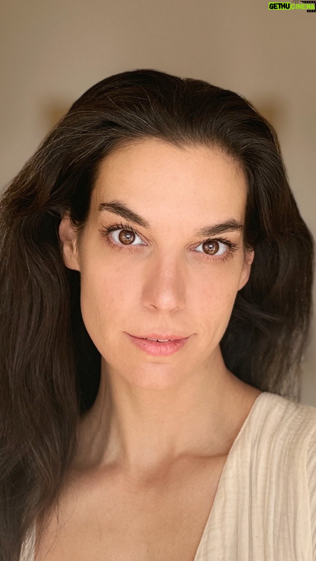 Marta Ondráčková - 1K Likes - OMLAZUJÍCÍ DENNÍ RUTINA V ZIMĚ? Chce to hydrataci, hodně hydratace, aby tohle období pleť přečkala. Já mám trik, který se skládá z používání nezasychající hydratační masky z opuncie a cvičení, tím, že vám to patlání na ksichtíku netuhne, dá se s ním parádně pracovat. A co dál? Zapracovat sérum pomocí liftingové masáže a stejně využít i krém. Masáže nejen prokrví pleť, ale dokáží i reformovat svaly. Jednoduše vám je vrátí tam, kde byly před pár lety.
Moje denní rutina je složená z produktů Whamisa od @puredistrict a vy si k nim můžete dopřát dárek v podobě luxusního krému na ruce, který získáte k nákupu po zadání kódu RUTINA. Akce platí do 8.2. 💋
#udrzksicht #rutina #lifting #hydratace #selfcare #kazdyden #antiage #40 #uzskoro41 #cistaradost #bezmakeupu #chvilkaprosebe #masage
PS: cvičení i masáže máte in time - v reálném čase, v jakém je každý den dělám. Ono to fakt zabere jen chvilku ;-)