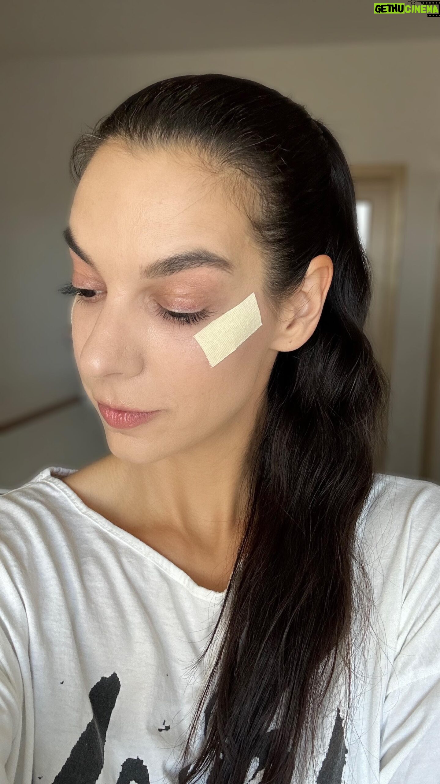 Marta Ondráčková - 707 Likes - TEJPOVÁNÍ VRÁSEK OD SMÍCHU je 2. díl tejpovacího seriálu, který vzniká ve spolupráci s @beautytape.cz
Protože je FAKT důležité, jaké tejpy si na ten ksichtík lepíte! Na ty jediné zdravotně certifikované vhodné na obličej mám pro vás slevu 15% s kódem UDRZKSICHT
Brzy vám ukážu, co umí takzvané cross tape a taky jsem se chtěla zeptat vás, jakou techniku chcete naučit?
#udrzksicht #tejpovani #beautytape #vraskyodsmichu #vraskykolemoci #antiage #tejpy #krasnaplet #prirozenakrasa #jemnevrasky #pletbezvrasek