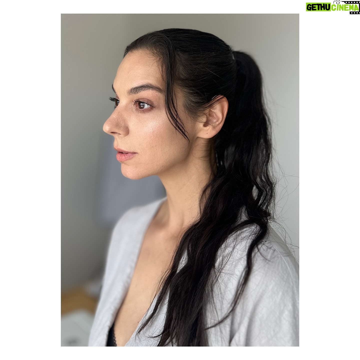 Marta Ondráčková - 2.2K Likes - TOHLE JSEM JÁ! Marta 2024. Objevuju něhu, kterou jsem v sobě nikdy neviděla. Baví mě moje zdravá pleť, která je odrazem zdraví uvnitř. Mé vlnité vlasy z copu, který nosím, protože si s ním hraje moje holčička, když usíná. Můj klid, který střídají velké emoce, kterým trošku víc rozumím. Tohle jsem já teď, co bude zítra nebo za deset let nevím. Teď je to dost fajn. Teď jsem šťastná.
#udrzksicht #udrzlife #thisismenow #stastna #neha #vlny #cleanbeauty #krasajestesti #stestijekrasa #cesta #zarim