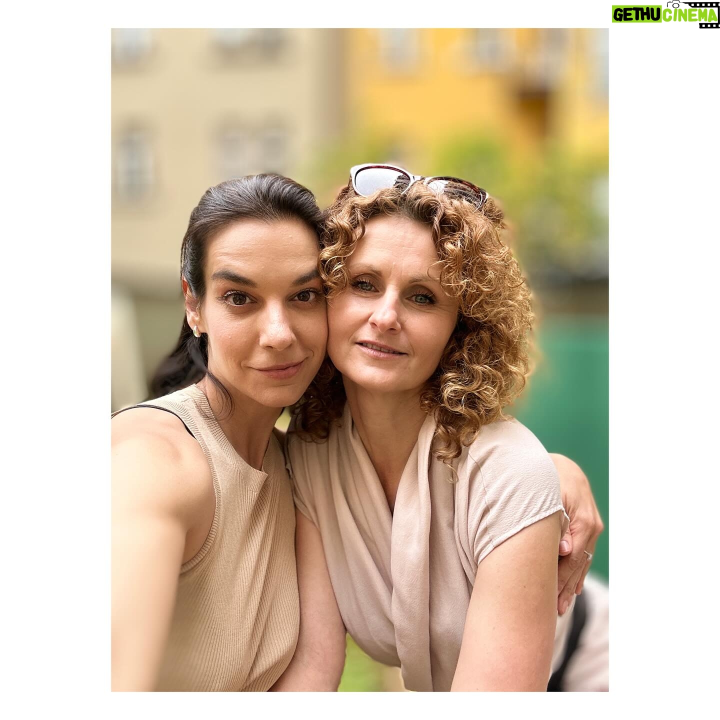 Marta Ondráčková - 389 Likes - MÁMA ŠLA VEN! Aneb je třeba využít každou minutu!!!
Včera jsem si udělala výlet do Prahy hned na dvě party mých srdečních značek. @licirna____organics představovala žhavé letní novinky a v @puredistrict jsme křtili STRIPP kolagen. Lásky, díky, že jsem to s vámi všemi mohla prožít, probublinkovat, prokecat a prosmát. Vidět přátele, poznat další, obejmout se mimo virtuální svět.
Teď už jsem zase doma s Vikingem a dračicemi a v teplácích od kakaa pomáhám ochočit hlemýždě. Vesmír je v rovnováze.
#mamasladosveta #party #event #udrzlife #pratelstvi
@klara__nesterova @meadowfashion @roussalii @jezkovamarketa @libadrdakova @tyna_frej @lenka_helena_koenigsmark_a_max @kaira.katerina