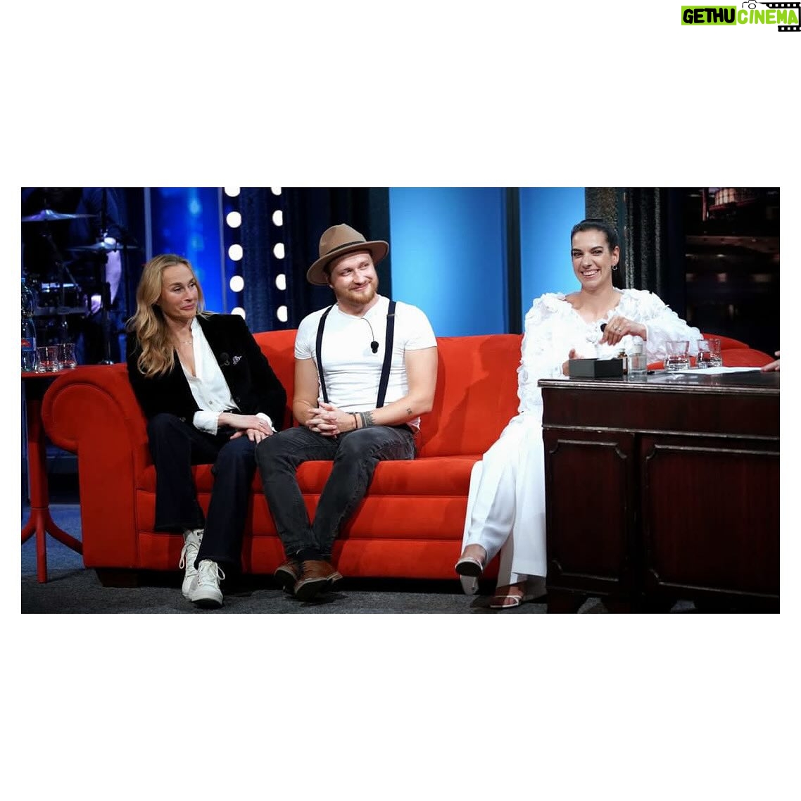 Marta Ondráčková - 1.2K Likes - SHOW JANA KRAUSE ❤️
Splněné přání. Tuhle položku jsem měla na svém bucket listu snad od jejího prvního dílu. Byl to rozhodně zážitek chvilku si pinkat s takovým profíkem jakým je Jan Kraus. Velká pokora, ačkoliv to tak podle mé prořízlé pusy možná nepůsobilo, a respekt vůči jeho umu a ostrému humoru. Takže už jen prosté DĚKUJU! Budu se těšit příště!
#showjanakrause @jankrausss #udrzksicht #bucketlist #splnenysen #dekuju #herecka