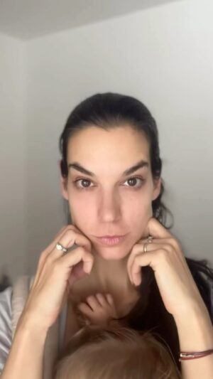 Marta Ondráčková Instagram - NOSORETKA nebo BASETÍ TVÁŘIČKY. Nikdo je nechce, opakuju NIKDO! 😁 Pár cviků, které při pravidelném opakování dost pomáhají. A ne, nikdo u toho nevypadá sexy, opakuju NIKDO!
#vyzvaudrzksicht No.7
Tak pa zítra 💋

#udrzksicht