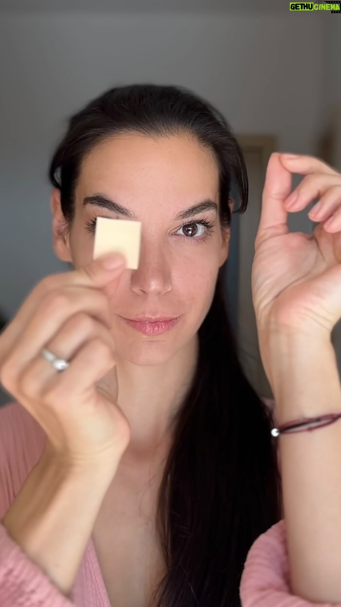 Marta Ondráčková - 2.5K Likes - TEJPOVÁNÍ MRAČIVKY je 1. díl tejpovacího seriálu, který vzniká ve spolupráci s @beautytape.cz
V první řadě je totiž důležité, jaké tejpy na kosmetické tejpování používáte. U nás jsou jediné certifikované @curetape_official a já mám pro vás nejen tipy na jejich použití, ale i 15% slevu s kódem UDRZKSICHT
Tejpování je skvělá doplňková technika k celému konceptu péče o pleť. Věřím, že vás bude bavit stejně jako mě.
#udrzksicht #beautytaping #kosmeticketejpovani #tejpy #mracivka #antiage #prirozenakrasa