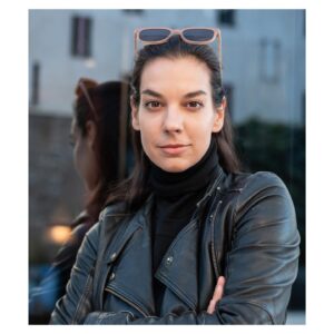 Marta Ondráčková Instagram - TOHLE BOLÍ. Vzpomínat na dávné křivdy není nic příjemného, ale sdílet vlastní zkušenost považuju za moc důležité, protože vím, že nejsem sama. Protože vím, že se dá spousta věcí změnit, když se na ně bude upozorňovat. Včera jsem seděla v Senátu ČR na konferenci o dopadech fyzických a psychických trestů na děti, jejich zdraví a vývoj. Seděla jsem tam a poslouchala, jak i v dnešní době jsou praktiky “tvrdé výchovy” vlastně standard. Ačkoliv víme, jaké mají urážení, zesměšňování, drsná fyzická manipulace, tresty, bití vliv na ty nejmenší, jejich mozek i duši. Můj táta nikdy nešel pro ránu daleko, byl to light motiv mého dětství. Násilí, křik, absolutně neregulované emoce. V tom všem jsem vyrůstala a mělo to na mě velmi významný vliv, se kterým se snažím pracovat dodnes. Bohužel, patřím mezi rodiče, kteří musí dnes a denně v úplně banálních situacích bojovat s dost zákeřnými démony. Ale, narozdíl od táty, já si to všechno uvědomuju. Když dělám chyby, přiznám je sobě i svým dětem a mluvíme o nich. Jsem rodič, který má vědomosti a může s nimi nakládat a zajistit tak svým dětem bezpečný prostor, lásku, přijetí. Aby takové prostředí bylo v naší zemi běžné, je potřeba mluvit o změnách, které jsou nutné v rámci naší legislativy. Pojďme si už jednou pro vždy říct, že bití NENÍ forma výchovy. Pojďme už jednou pro vždy vytvořit bezpečný prostor našim dětem! 
Díky za to, co pro to aktivně dělají naši dva senátoři @adela_sipka a @wagenknecht_luk 
A samozřejmě všichni Ti úžasňáci z @centrumlocika @ligaotevrenychmuzu @neohrozenedeti @detske_krizove_centrum a další srdcaři @detijsoutakylidi @velkyholkynebreci @tisictvariradosti 
@kate.travnicek @jaknavychovuavzdelavani 
#nenitojenomfacka #detstvibeznasili