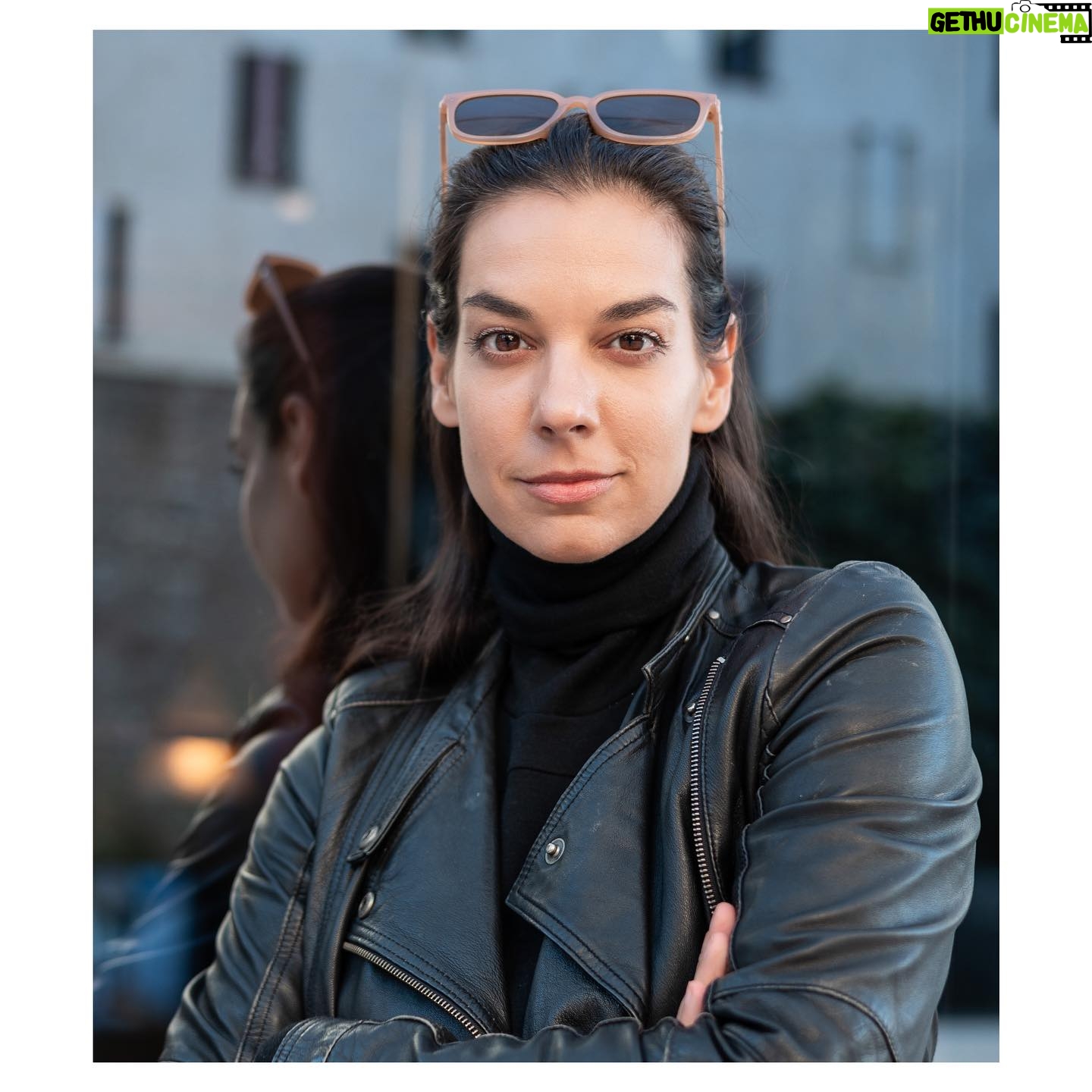 Marta Ondráčková - 1.2K Likes - TOHLE BOLÍ. Vzpomínat na dávné křivdy není nic příjemného, ale sdílet vlastní zkušenost považuju za moc důležité, protože vím, že nejsem sama. Protože vím, že se dá spousta věcí změnit, když se na ně bude upozorňovat. Včera jsem seděla v Senátu ČR na konferenci o dopadech fyzických a psychických trestů na děti, jejich zdraví a vývoj. Seděla jsem tam a poslouchala, jak i v dnešní době jsou praktiky “tvrdé výchovy” vlastně standard. Ačkoliv víme, jaké mají urážení, zesměšňování, drsná fyzická manipulace, tresty, bití vliv na ty nejmenší, jejich mozek i duši. Můj táta nikdy nešel pro ránu daleko, byl to light motiv mého dětství. Násilí, křik, absolutně neregulované emoce. V tom všem jsem vyrůstala a mělo to na mě velmi významný vliv, se kterým se snažím pracovat dodnes. Bohužel, patřím mezi rodiče, kteří musí dnes a denně v úplně banálních situacích bojovat s dost zákeřnými démony. Ale, narozdíl od táty, já si to všechno uvědomuju. Když dělám chyby, přiznám je sobě i svým dětem a mluvíme o nich. Jsem rodič, který má vědomosti a může s nimi nakládat a zajistit tak svým dětem bezpečný prostor, lásku, přijetí. Aby takové prostředí bylo v naší zemi běžné, je potřeba mluvit o změnách, které jsou nutné v rámci naší legislativy. Pojďme si už jednou pro vždy říct, že bití NENÍ forma výchovy. Pojďme už jednou pro vždy vytvořit bezpečný prostor našim dětem!
Díky za to, co pro to aktivně dělají naši dva senátoři @adela_sipka a @wagenknecht_luk
A samozřejmě všichni Ti úžasňáci z @centrumlocika @ligaotevrenychmuzu @neohrozenedeti @detske_krizove_centrum a další srdcaři @detijsoutakylidi @velkyholkynebreci @tisictvariradosti
@kate.travnicek @jaknavychovuavzdelavani
#nenitojenomfacka #detstvibeznasili