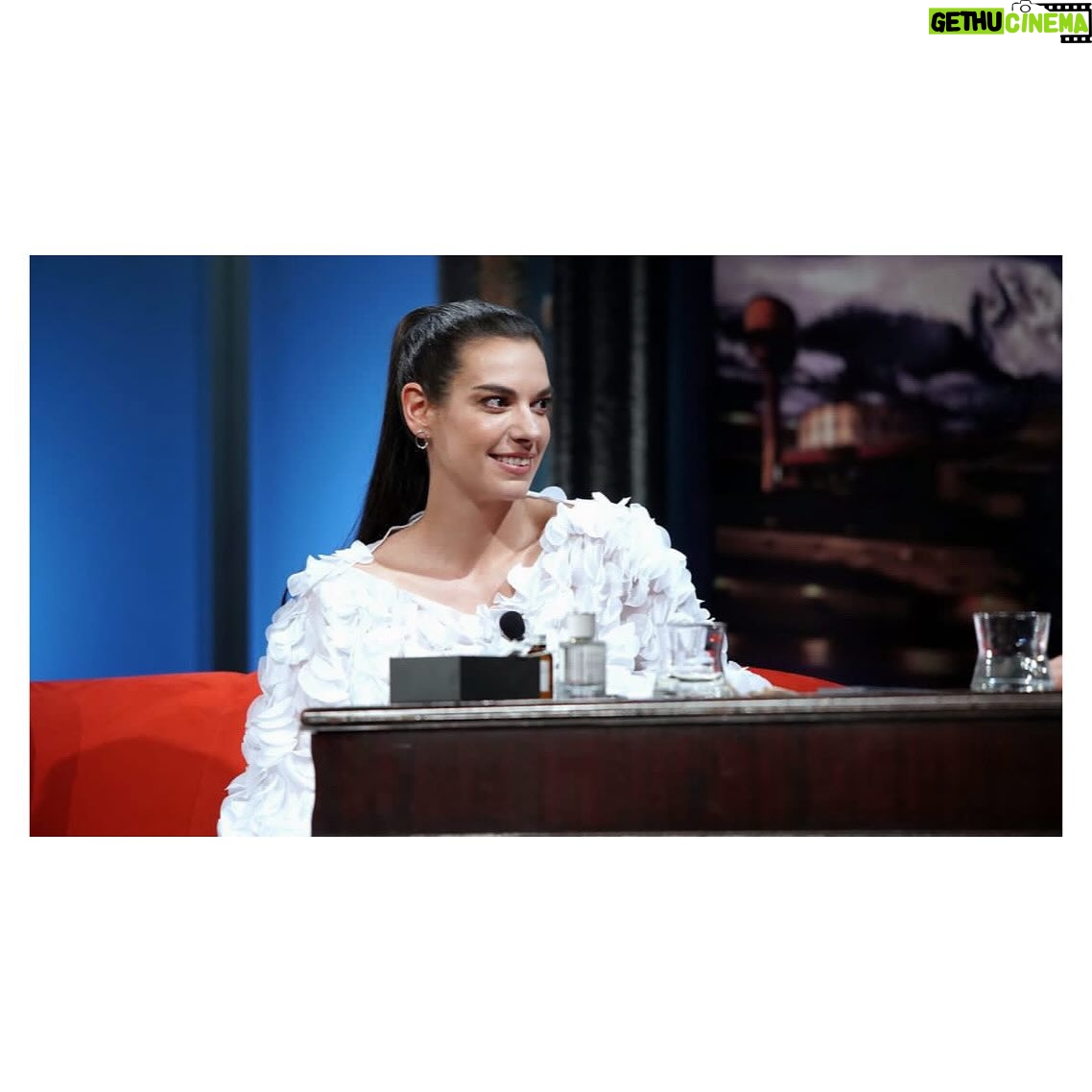Marta Ondráčková - 1.2K Likes - SHOW JANA KRAUSE ❤️
Splněné přání. Tuhle položku jsem měla na svém bucket listu snad od jejího prvního dílu. Byl to rozhodně zážitek chvilku si pinkat s takovým profíkem jakým je Jan Kraus. Velká pokora, ačkoliv to tak podle mé prořízlé pusy možná nepůsobilo, a respekt vůči jeho umu a ostrému humoru. Takže už jen prosté DĚKUJU! Budu se těšit příště!
#showjanakrause @jankrausss #udrzksicht #bucketlist #splnenysen #dekuju #herecka