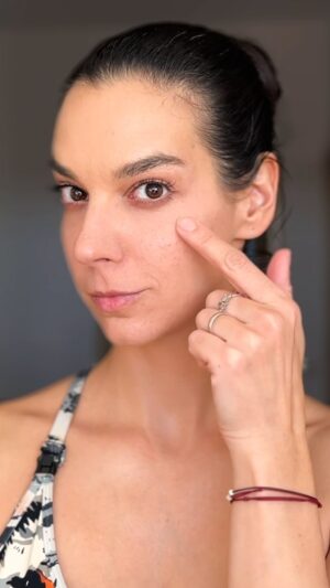Marta Ondráčková Instagram - VRANÍ NOŽKY? ANI NÁHODOU! Věřte mi, mám to vyzkoušené na vlastním obličeji, dají se zmírnit, vyzmizíkovat, úplně odstranit! Masáž je to kouzlo. Tuhle máte v reálném čase - minutu a půl času určitě najdete každý den 💋 Je potřeba dodržet několik pravidel:
• pleť musí být hydratovaná
• je potřeba pracovat i se svalem nejen s kůží
• opakovat, opakovat, opakovat
• uvolnit i zbylé části obličeje
Rovnou předejdu otázkám - NE, ta kůže se NEVYTAHÁ!!!
Výhodou těchto technik je, že nám zůstává přirozená mimika, takže při úsměvu tam ty šťastné vrásky budou. V relaxu bude pleť hladká a o to jde!

#udrzksicht #oci #bezvrasek #lifting #massage #41 #vraskysmichu #antiage #omlazeni #ocniokoli #prirozenakrasa #naturebeauty