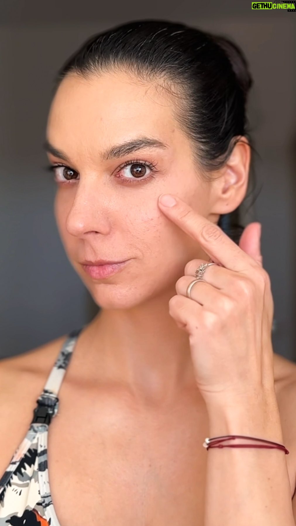 Marta Ondráčková - 4K Likes - VRANÍ NOŽKY? ANI NÁHODOU! Věřte mi, mám to vyzkoušené na vlastním obličeji, dají se zmírnit, vyzmizíkovat, úplně odstranit! Masáž je to kouzlo. Tuhle máte v reálném čase - minutu a půl času určitě najdete každý den 💋 Je potřeba dodržet několik pravidel:
• pleť musí být hydratovaná
• je potřeba pracovat i se svalem nejen s kůží
• opakovat, opakovat, opakovat
• uvolnit i zbylé části obličeje
Rovnou předejdu otázkám - NE, ta kůže se NEVYTAHÁ!!!
Výhodou těchto technik je, že nám zůstává přirozená mimika, takže při úsměvu tam ty šťastné vrásky budou. V relaxu bude pleť hladká a o to jde!
#udrzksicht #oci #bezvrasek #lifting #massage #41 #vraskysmichu #antiage #omlazeni #ocniokoli #prirozenakrasa #naturebeauty