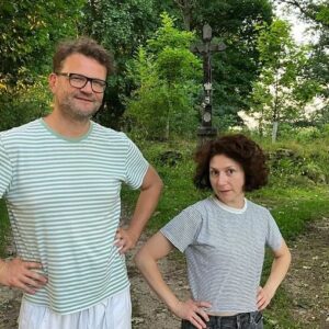 Martha Issová Instagram - Jirka a Mujdat. Moji nejbližší kamarádi. Beru je jako rodinu. Jsou to moje příbuzny. Jirka od mých šestnácti, Mujdat o pět let později, kdy přijel z Turecka do Čech, aby mohl žít pravdivě, beze strachu a otevřeně to, kým doopravdy je. Celou tu dobu mám štěstí být jim nablízku, těšit se z jejich vztahu, který je jedním z nejpevnějších a nejláskyplnějších, jaké kolem sebe mám. Oba jsou slušní, poctiví a laskaví lidé a já se hluboce stydím za to, že je jim v České republice upřeno právo na manželství. Že v roce 2024 ještě stále nemáme rovná práva a díváme se na homosexuály a lesby jako na občany druhé kategorie. Ostuda, smutek, hnus. 
@mujdatsonmez @manzelstviprovsechny #manzelstviprovsechny @jsmefer @zemanjirka