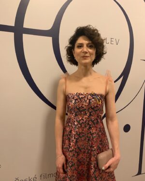 Martha Issová Instagram - To je pro mě typický. Jediná fotka co ze včerejších Českých Lvů mám a jsem na ni vidět celá je ta, na které šilhám… Ale to nic nemění na tom, že to byl silný večer, smutný a radostný zároveň. Všichni jsme v duchu s Ukrajinou. Ale musíme dál žít a nedovolit, aby nás strach zavalil a vzal nám chuť tvořit. Možnost svobodně žít a točit filmy je obrovský požehnání, uvědomuju si to v posledních dnech víc, než kdy jindy a děkuju za to. A v těchto těžkých časech je uklidňující vědět, že má člověk kolem sebe takovou krásnou komunitu lidí, kteří se o něco snaží. Gratuluju všem, kteří dostali ceny i těm, kteří je nedostali, raduju se ze všech Lvů pro Zátopka, děkuju mým milovaným @chattyprague, že mi oblékly tuhle krásu a @inbardiamond za nejzářivější diamantové šperky a jsem šťastná, že jsem tam mohla být s vámi. Držme se. Lásku, soucit, solidaritu.  @ceskylev @filmzatopek  @dondricek @ivanatoky ❤️ #slávaukrajině🇺🇦