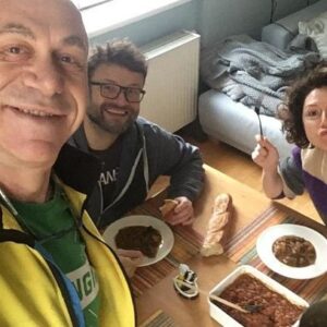 Martha Issová Instagram - Jirka a Mujdat. Moji nejbližší kamarádi. Beru je jako rodinu. Jsou to moje příbuzny. Jirka od mých šestnácti, Mujdat o pět let později, kdy přijel z Turecka do Čech, aby mohl žít pravdivě, beze strachu a otevřeně to, kým doopravdy je. Celou tu dobu mám štěstí být jim nablízku, těšit se z jejich vztahu, který je jedním z nejpevnějších a nejláskyplnějších, jaké kolem sebe mám. Oba jsou slušní, poctiví a laskaví lidé a já se hluboce stydím za to, že je jim v České republice upřeno právo na manželství. Že v roce 2024 ještě stále nemáme rovná práva a díváme se na homosexuály a lesby jako na občany druhé kategorie. Ostuda, smutek, hnus. 
@mujdatsonmez @manzelstviprovsechny #manzelstviprovsechny @jsmefer @zemanjirka