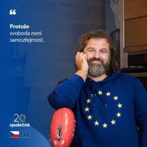 Martha Issová Instagram - Proč EU? U příležitosti 20. výročí 🇨🇿🇪🇺ČR v EU nám odpověděla desítka českých osobností. 

❤️Děkujeme jim i vám, že si tento důležitý moment připomínáte s námi!

A proč je podle vás důležité, že je Česko součástí EU?

Odkaz s více informacemi o členství v EU najdete v biu.

📸Photo by @alicehrubastudio 

@tereza.voriskova @dvatatove @marsalekjosef82 
@lukashejlik @martha_issova_official @martina.viktorie @vavrinec_hradilek @miroslav.krobot @milena.kralickova @ctvrtniczech 
@unikarlova 

#20letČRvEU I #zažijteevropu