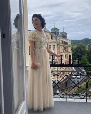 Martha Issová Instagram - Z celého 🤍 děkuji mému milému @kviff . Za filmy, setkání, srandu, glamour a pocit velikýho štěstí z existence otevřené a imaginativní komunity filmařů celého světa. Ať žije film! Ať žije Mezinárodní Filmový Festival Karlovy Vary!

Za šaty děkuji:

@zalando 
@friendly___friends 

Za péči:

@elleczech 
@radka_sirkova 
@margitavisage 
@tylmarty 
#ellebeautylounge 

Fotky jsou z panelové diskuze pro @actorsmap společně s @katerinaoujezdska a můj milovaný @dondricek , představení filmu Buko s Alicí Nellis a z rozhovoru s @cestmirstrakaty pro @kvifftv