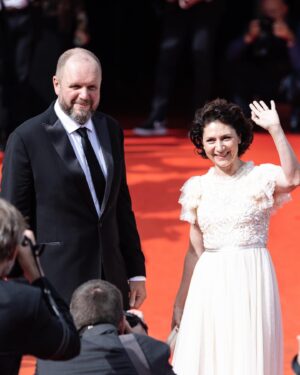 Martha Issová Instagram - Z celého 🤍 děkuji mému milému @kviff . Za filmy, setkání, srandu, glamour a pocit velikýho štěstí z existence otevřené a imaginativní komunity filmařů celého světa. Ať žije film! Ať žije Mezinárodní Filmový Festival Karlovy Vary!

Za šaty děkuji:

@zalando 
@friendly___friends 

Za péči:

@elleczech 
@radka_sirkova 
@margitavisage 
@tylmarty 
#ellebeautylounge 

Fotky jsou z panelové diskuze pro @actorsmap společně s @katerinaoujezdska a můj milovaný @dondricek , představení filmu Buko s Alicí Nellis a z rozhovoru s @cestmirstrakaty pro @kvifftv