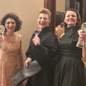 Martha Issová Instagram - Martha 💕 @martha_issova_official ✨ gratulujeme k @ceskylev ✨👑

Martha Issová oblékla na slavnostní vyhlášení filmových cen Český lev značku CHATTY @chattyprague ✨
Tentokrát se jedná o růžové šaty z vyšívané hedvábné organzy. Model je vyroben na míru a navržen speciálně pro tento večer 🦁 “Šaty pro tyto příležitosti samozřejmě vždy navrhujeme ve spolupráci s Marthou.. Je pro nás velká čest a zároveň velká radost, že můžeme dlouhodobě spolupracovat. Snažíme se, aby Martha pokaždé oblékla šaty, které budou jiné, než ty minulé, ale současně takové, které budou respektovat její proporce, vkus i náladu”… 
Róbu doplňují pečlivě vybrané šperky od designérky Janji Prokić z kolekce Mitmem, která je inspirována lučním kvítím @janja_prokic_studio ✨ 
#marthaissova #bukofilm @filmbuko #ceskykev #ceskylev2023