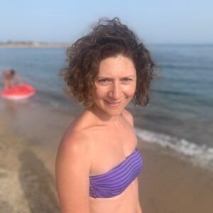 Martha Issová Instagram - Fany a máma. Rudy a táta. Emilka a bába s doudou. Všichni spolu. Tak to mám ráda. Tam kde to mám ráda. Kam se vracím. Kde mě Rudy porazil v závodech na paddleboardech. Kde na pláži nikdo kromě nás nebyl. Kde se lidé dožívají vysokého věku, protože tempo je tam tak akorát, jídlo skvělé a rodinné vztahy soudržné. A k moři blízko. Sardinie, má lásko! Už se na Tebe zase těšíme! A z celého srdce děkujeme Martině Costantino a její @sardinie.cz , že nám už popáté přečetla myšlenky a pomohla nám jet přesně tam, kde jsme měli být. @dondricek @rudy_o_n__ @sardinie.cz #sardegna #amolasardegna