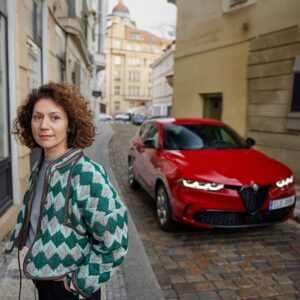 Martha Issová Instagram - Moje smečka - rodina a přátelé - je pro mě nejdůležitější. Jsem kmenový člověk. S radostí oznamuji, že jsem se, jako ambassadorka @alfaromeo_ceskarepublika , stala členkou kmene Alfistů, inspirativního kmene, který se při setkání na silnici vždycky pěkně pozdraví. Vyslyšela jsem výzvu #jointhetribe a vjíždím do #ladolcevita . Ciao Marcello Mastroianni! Sto arrivando!

@alfaromeo_ceskarepublika #spoluprace 
Photo @honza.zima 
Styling @radka_sirkova 
Make up @hristinageorgievska