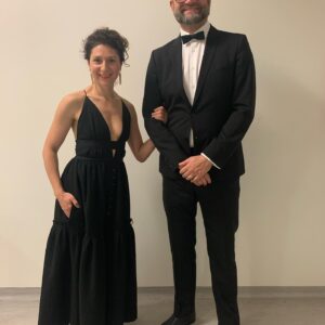 Martha Issová Instagram - České ceny za architekturu jsou rozdány a my se @zemanjirka měli to štěstí být u toho. Byl to krásný večer a přinesl nám mnoho inspirace nejen k výletům. Hned jak to půjde, vezmu celou rodinu a pojedeme se podívat na vítěze hlavní ceny, @hrad_helfstyn , už se nemůžu dočkat! Děkuju Jirkovi za velice radostnou spolupráci-jako ostatně vždy- @chattyprague za róbu a poradní hlas-jako ostatně vždy- a @boucheron_prague za lesk-ano, tušíte správně, jako vždy. Některé věci totiž netřeba měnit! Ať žije česká architektura! @ceska_cena_za_architekturu