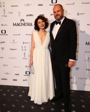 Martha Issová Instagram - Děkuji z celého srdce @ceskylev a @dondricek za krásný večer, @radka_sirkova za krásné šaty, pro které prolila krev, ( a vůbec za všechno ) @janja_prokic_studio za šperky, ze kterých do mě proudí Janji krásná energie,  @margitavisage a @mirka_mysicka za krásný čas příprav, během kterého jsme všechno probraly a najednou jsem nalíčená a učesaná, @maja_hamplova @eliskakrenkova a @matej_chlupacek za krásnou práci na @usvitfilm , sláva všem Lvům, čest nominovaným! A všem, kteří točí filmy inspiraci, dobré scénáře, sílu a radost!
@friendly___friends 🤍
@zalando 🤍